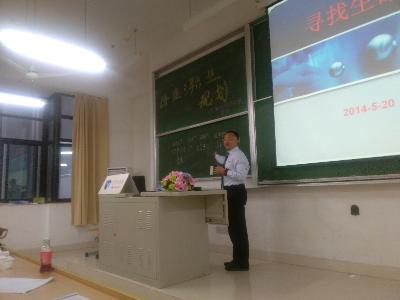 王宏与大学生畅谈“有梦才会想,感想才有梦”